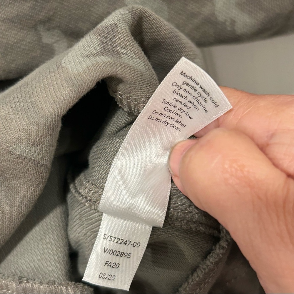 Athleta Farallon Printed Sweatshirt Womens Small Stratum Camo Laurel Olive Green - Picture 6 of 6